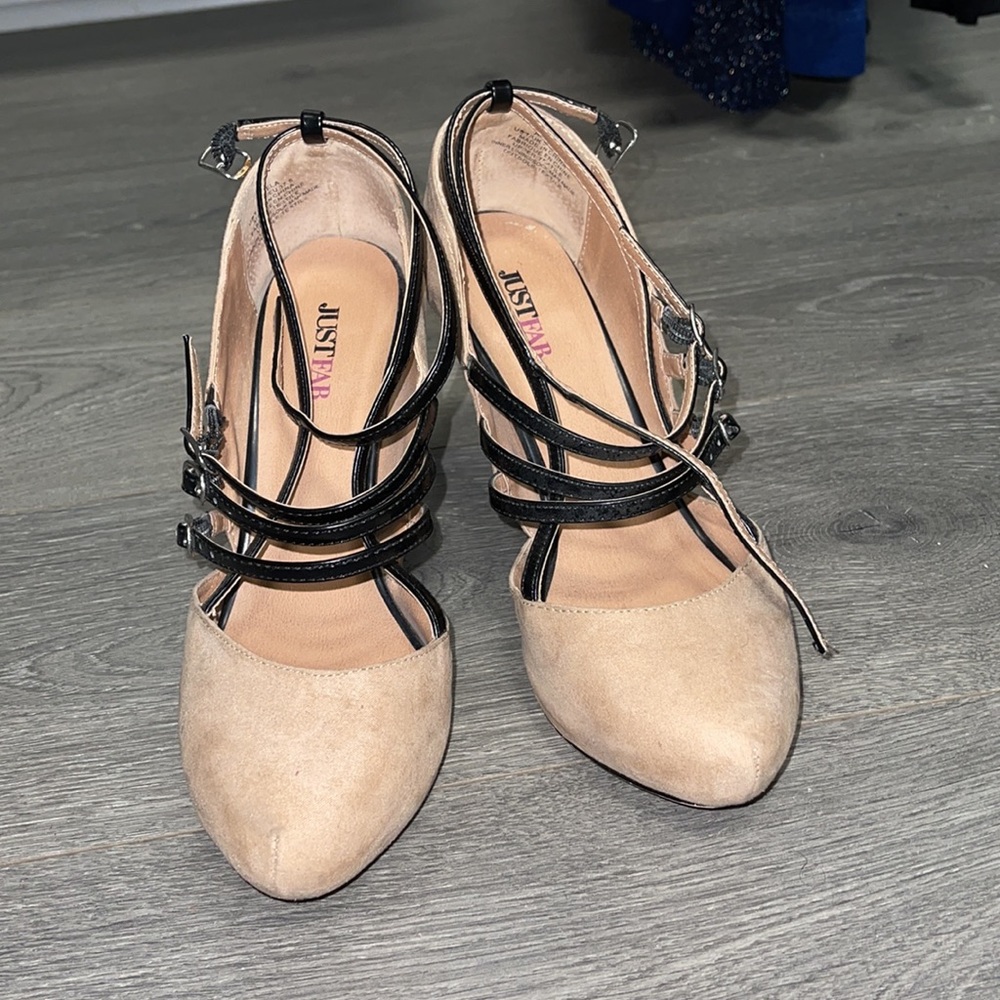 Strappy buckle pump
